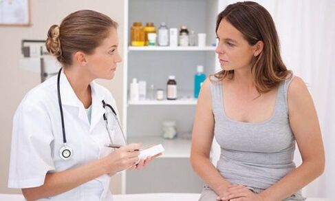 lékař předepisuje léčbu křečových žil